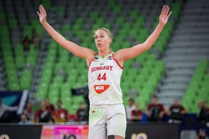Bernadett Hat&aacute;r