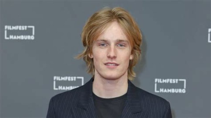 Louis Hofmann Height